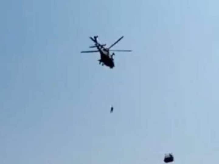 In Pakistan Khyber Pakhtunkhwa people trapped in cable car Army is trying to save lives with the help of helicopter Watch: पाकिस्तान में 900 फीट ऊंचाई पर खतरे में आठ जिंदगियां, सेना हेलीकॉप्टर की मदद से कर रही जान बचाने का प्रयास