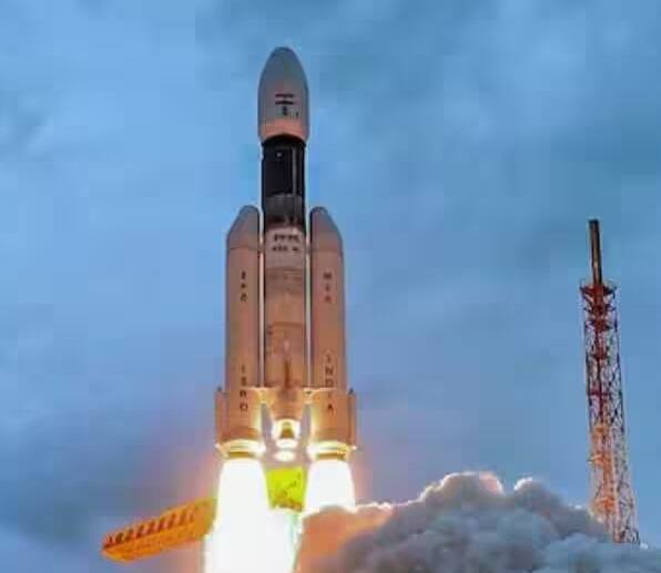 ચંદ્રની સપાટી પર સોફ્ટ લેન્ડિંગ કરવાનો આ ભારતનો બીજો પ્રયાસ છે. કાઉન્ટડાઉન શરૂ થાય તે પહેલાં ISROના અધ્યક્ષ એસ સોમનાથ અને કેટલાક અગ્રણી વૈજ્ઞાનિકોએ ચંદ્રયાન-3ના મોડલ સાથે તિરુપતિ વેંકટચલપતિ મંદિરની મુલાકાત લીધી હતી અને મિશનની સફળતા માટે પ્રાર્થના કરી હતી. ચંદ્રયાન 3 માં ઘણા વૈજ્ઞાનિકોએ યોગદાન આપ્યું છે.