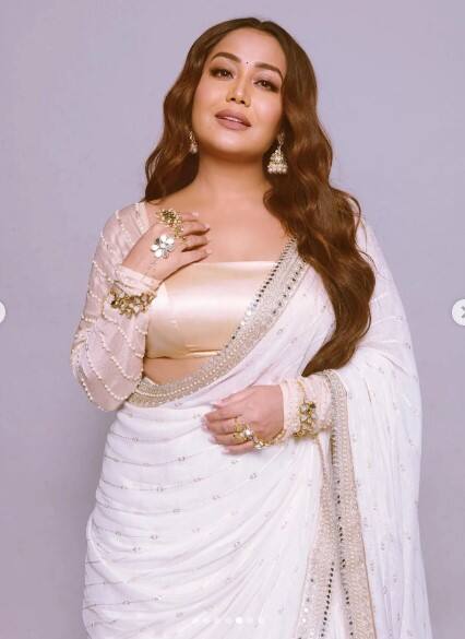 ਨੇਹਾ ਕੱਕੜ ਦੀਆਂ ਵਾਈਟ ਸਾੜ੍ਹੀ 'ਚ ਕਾਤਿਲ ਅਦਾਵਾਂ