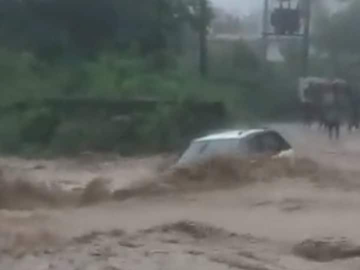 Uttarakhand Weather drain overflow in Kotdwar after heavy rain car washed away in strong wave ANN Uttarakhand Weather: कोटद्वार में भीषण बारिश के बाद उफान पर बरसाती नाला, देखते-देखते तेज धार में बह गई कार