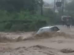 कोटद्वार में भीषण बारिश के बाद उफान पर बरसाती नाला, देखते-देखते तेज धार में बह गई कार