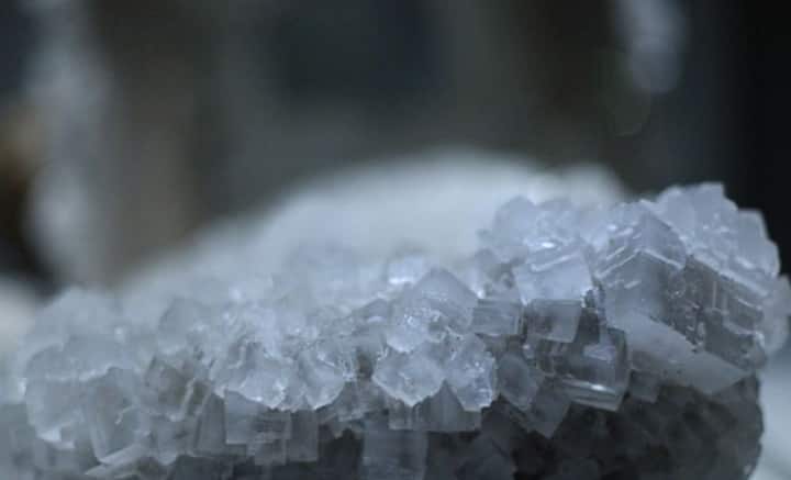 শুধু প্রাণধারণের উপযুক্ত পরিবেশই নয়, যুগ যুগ ধরে মানবসভ্যতাকে সম্পদের জোগান দিয়ে আসছে পৃথিবী। সেই তালিকায় রয়েছে বহুমূল্য হিরেও। কয়লা খনির আঁধার চিরেই মানুষের হাতে এসে পৌঁছ। ঝকঝকে হিরে।