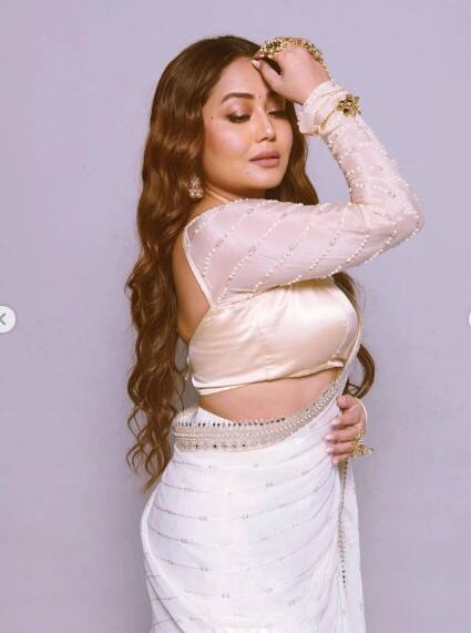 ਦੱਸ ਦੇਈਏ ਕਿ ਵਾਈਟ ਸਾੜ੍ਹੀ ਵਿੱਚ ਨੇਹਾ ਦਾ ਇਹ ਲੁੱਕ ਨਵੇਂ ਗੀਤ ਆਨ ਮਿਲੋ ਸੱਜਣਾ ਦਾ ਹੈ। ਜਿਸ ਵਿੱਚ ਉਹ ਬੇਹੱਦ ਖੂਬਸੂਰਤ ਨਜ਼ਰ ਆ ਰਹੀ ਹੈ।