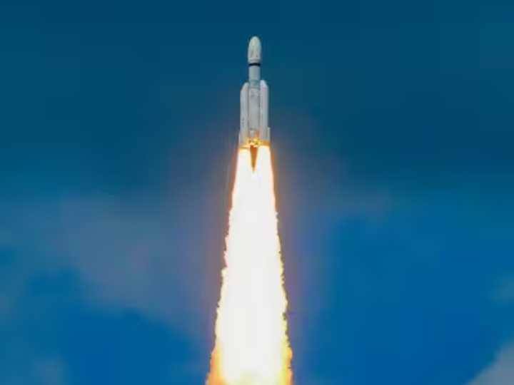 अन्य प्रमुख अधिकारियों में मिशन निदेशक मोहन कुमार के नेतृत्व वाली एक टीम शामिल है.