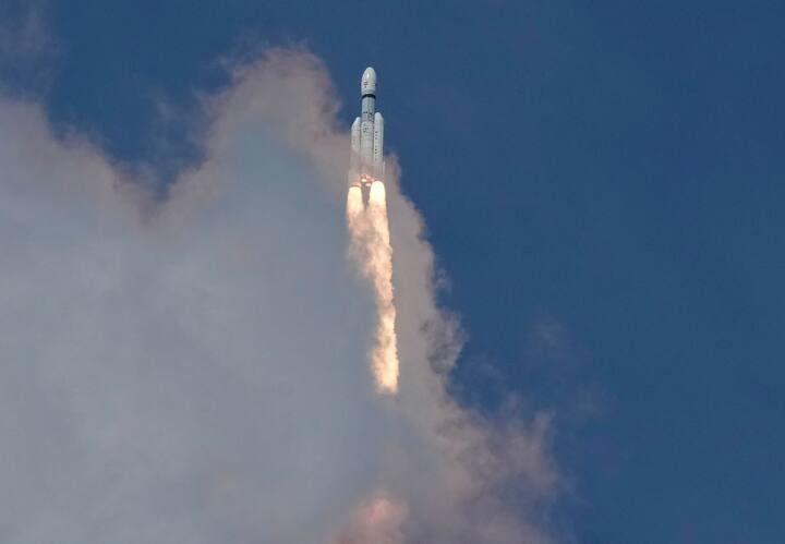 23 ऑगस्ट रोजी संध्याकाळी 06 वाजून 04 मिनिटांनी उतरणार आहे. चांद्रयान-3 च्या विक्रम लँडर कॅमऱ्याद्वारे लँडिंगसाठी सुरक्षित जागा शोधत आहे.