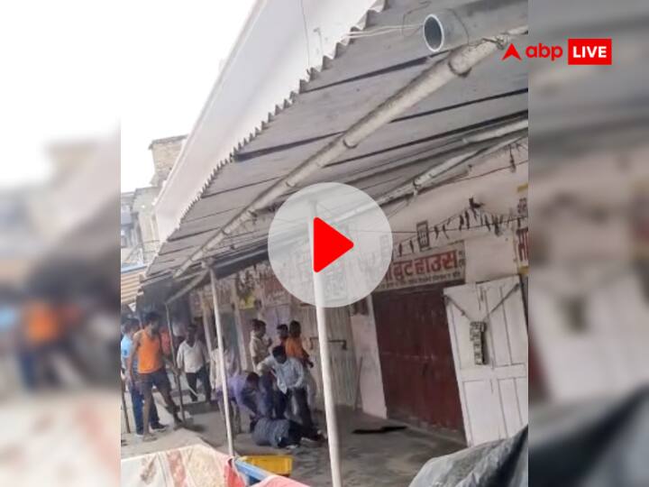 Bettiah News People thrashed woman for asking for rent money in Bihar Video Viral Watch: बेतिया में लाठी-डंडे से लोगों ने सरेआम की महिला की पिटाई, किराएदारों से गई थी पैसा मांगने, वीडियो वायरल