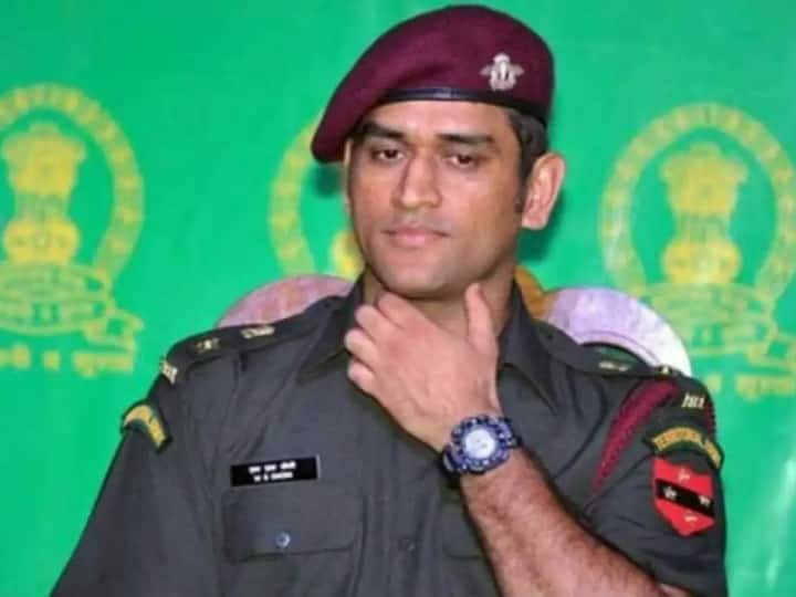 भारतीय टीम ने साल 2011 में वनडे वर्ल्ड कप अपने नाम किया था. इस भारतीय टीम के कप्तान महेन्द्र सिंह धोनी थे. वहीं, इसके बाद महेन्द्र सिंह धोनी को इंडियन आर्मी में लेफ्टिनेंट कर्नल का रैंक दिया गया. पूर्व भारतीय कप्तान ने साल 2019 में बतौर इंडियन आर्मी जम्मू-कश्मीर में अपनी सेवाएं भी दी थी. (फोटो क्रेडिट- सोशल मीडिया)