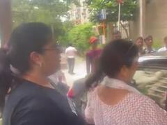 ग्रेटर नोएडा में महिला ने तीन लोगों पर चढ़ाई कार, फिर बेटी के साथ किया बवाल, सोशल मीडिया पर वीडियो वायरल