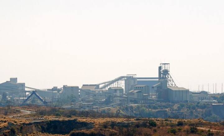 কিন্তু কয়লা খনিতে ঢুকলেই হিরের সন্ধান মিলবে, বা কয়েক হাত খুঁড়লেই মাটির নিজে রত্নভাণ্ডার মিলবে, এমন ভাবা ভুল। কারণ হিরের উৎপত্তির নেপথ্যেও রয়েছে বৈজ্ঞানিক কার্যকারণ।