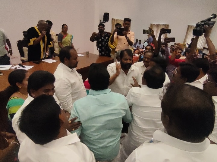 ADMK councilors stage dharna in Salem council meeting saying that DMK MLA is trespassing TNN திமுக எம்எல்ஏ எல்லை மீறி நடப்பதாக அதிமுக கவுன்சிலர்கள் தர்ணா - சேலம் மாமன்ற கூட்டத்தில் பரபரப்பு