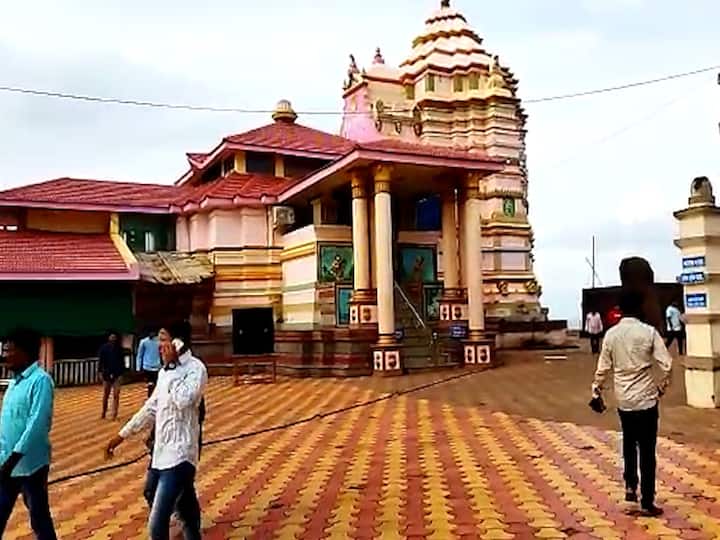 Sindhudurg News No jeans and provocative clothing Kunkeshwar Temple sets dress code Kunkeshwar Temple Dress Code : अंगप्रदर्शक, उत्तेजक वस्त्रे, फाटलेल्या जीन्स नको; सिंधुदुर्गातील कुणकेश्वर मंदिरात प्रवेशासाठी ड्रेसकोड लागू