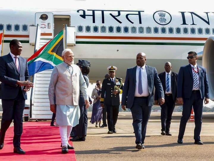 प्रधानमंत्री मोदी की इस यात्रा में 15वें ब्रिक्स सम्मेलन में भागीदारी और बहुपक्षीय तथा द्विपक्षीय स्तर पर ब्रिक्स और आमंत्रित देशों के नेताओं के साथ बातचीत शामिल है. प्रिटोरिया हिंदू सेवा समाज के कार्यकर्ताओं और स्वामीनारायण संस्थान की स्थानीय इकाई सहित भारतीय समुदाय के सदस्यों ने भी बड़ी संख्या में, प्रधानमंत्री मोदी की आगवानी की.