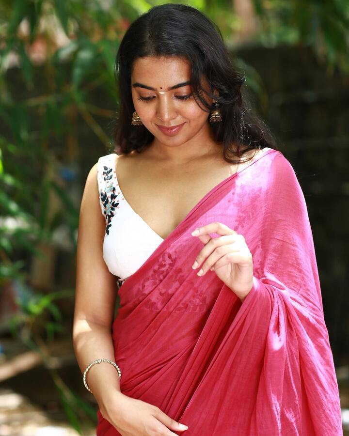 సోషల్ మీడియాలోనూ యాక్టివ్ గా ఉండే శివాత్మిక ఎప్పటికప్పుడు ఫొటోస్ షేర్ చేస్తుంటుంది