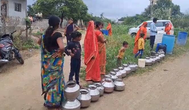कारण याच पैठण तालुक्यातील अंतरवली गावातील नागरिकांना भर पावसाळ्यात भीषण पाणी टंचाईचा सामना करावा लागत आहे.