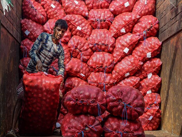 Onion Price Hike: Govt sells 36,250 ton buffer onion in mandis of 12 states in last 3 weeks to arrest prices Onion Price Hike: ડુંગળીના વધતા ભાવને જોતા સરકાર એલર્ટ , લોકોને સસ્તામાં વેચવા માટે શું કરી તૈયારી