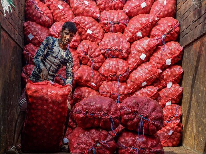 Onion Price Hike: Govt sells 36,250 ton buffer onion in mandis of 12 states in last 3 weeks to arrest prices Onion Price Hike:  ડુંગળીના વધતા ભાવને જોતા સરકાર એલર્ટ , લોકોને સસ્તામાં વેચવા માટે શું કરી તૈયારી