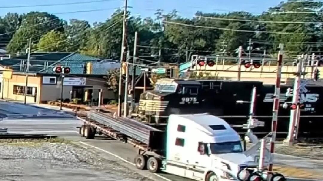 18 wheeler truck stops completely on railroad crossing then the train hits brutally Viral Video: ਰੇਲਵੇ ਫਾਟਕ ਤੋਂ ਲੰਘ ਰਿਹਾ ਸੀ 18 ਪਹੀਆ ਟਰੱਕ, ਫਿਰ ਆਈ ਟਰੇਨ, ਵਾਪਰਿਆ ਭਿਆਨਕ ਹਾਦਸਾ