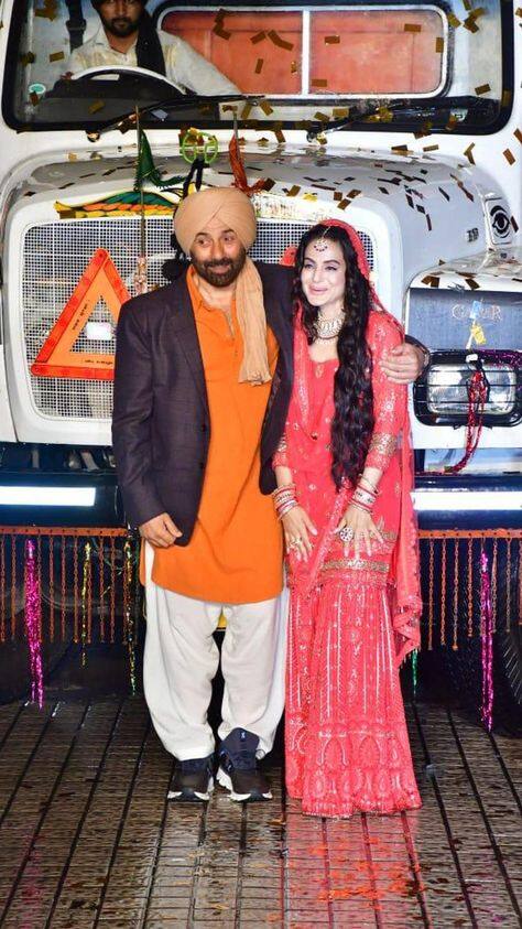 'ਗਦਰ 2' ਦੀ ਗੱਲ ਕਰੀਏ ਤਾਂ ਇਸ ਫਿਲਮ 'ਚ ਸੰਨੀ ਦਿਓਲ ਅਤੇ ਅਮੀਸ਼ਾ ਪਟੇਲ ਦੇ ਨਾਲ ਉਤਕਰਸ਼ ਸ਼ਰਮਾ ਅਤੇ ਮਨੀਸ਼ ਵਾਧਵਾ ਅਹਿਮ ਭੂਮਿਕਾਵਾਂ ਨਿਭਾਉਂਦੇ ਨਜ਼ਰ ਆ ਰਹੇ ਹਨ। ਫਿਲਮ 'ਚ ਮਨੀਸ਼ ਨੇ ਖਲਨਾਇਕ ਦਾ ਕਿਰਦਾਰ ਨਿਭਾਇਆ ਹੈ, ਜਿਸ ਨੂੰ ਕਾਫੀ ਪਸੰਦ ਕੀਤਾ ਜਾ ਰਿਹਾ ਹੈ।