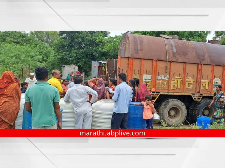 Marathwada News Villagers stopped bathing to save water Water shortage in Marathwada Maharashtra Marathi News पाणीटंचाई! पाण्याच्या बचतीसाठी अर्ध्या गावाने अंघोळ करणं सोडलं; मराठवाड्यातील भीषण वास्तव