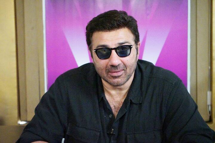 एक्टर ने खुलासा किया था कि, “ जब फिल्म ‘घायल’ बन रही थी तो मैंने श्रीदेवी को इसके लिए अप्रोच किया था लेकिन उन्होंने फिल्म करने से इंकार कर दिया. इसके बाद जब मैं एक और फिल्म बना रहा था उसके लिए मैंने ऐश्वर्या राय से पूछा लेकिन उन्होंने भी मेरी फिल्म के लिए इंकार कर दिया.”