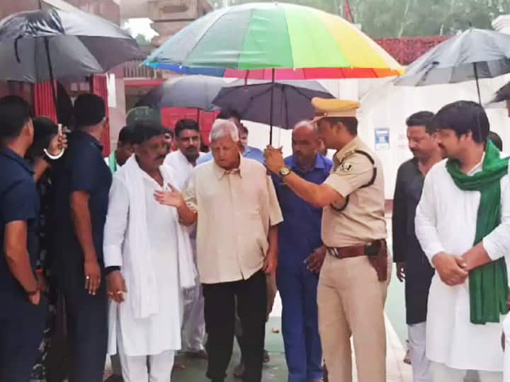 Lalu Prasad Yadav in Gopalganj SDPO Took Umbrella for RJD Supremo to Save from Rain BJP Samrat Choudhary Attack Lalu Prasad Yadav: गोपालगंज में लालू... तेज बारिश… और 'साहब' के लिए SDPO के हाथ में छाता, BJP ने खड़े किए सवाल