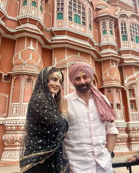 'ਗਦਰ 2' ਜ਼ੀ5 'ਤੇ ਰਿਲੀਜ਼ ਹੋ ਸਕਦੀ ਹੈ ਕਿਉਂਕਿ ਉਹ ਫਿਲਮ ਦੇ ਸਹਿ-ਨਿਰਮਾਤਾ ਹਨ। ਨਿਰਮਾਤਾ ਨੇ ਦੱਸਿਆ ਕਿ ਫਿਲਮ ਦੇ ਡਿਜੀਟਲ ਅਤੇ ਸੈਟੇਲਾਈਟ ਅਧਿਕਾਰ ਜ਼ੀ ਕੋਲ ਹਨ। ਇਹ ਬਾਕਸ ਆਫਿਸ 'ਤੇ ਸ਼ਾਨਦਾਰ ਪ੍ਰਦਰਸ਼ਨ ਕਰ ਰਹੀ ਹੈ ਜਿਸ ਕਾਰਨ ਡਿਜੀਟਲ ਸਟ੍ਰੀਮਿੰਗ 'ਚ ਦੇਰੀ ਹੋ ਰਹੀ ਹੈ।