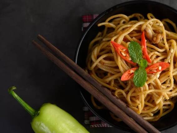 Chili Cheese Noodles Recipe: घर पर बनाएं स्ट्रीट-स्टाइल में चिली चीज़ नूडल्स, बस इन बातों का रखें ध्यान