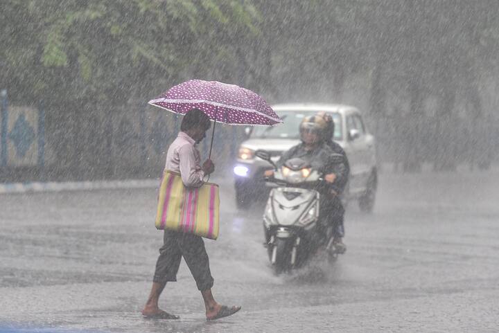 উত্তরবঙ্গে আজ থেকে অতি ভারী বৃষ্টির কমলা সর্তকতা। ২৬ অগাস্ট শনিবার পর্যন্ত চলবে এই স্পেল। আজ অতি ভারী বৃষ্টির কমলা সতর্কতা জারি থাকছে আলিপুরদুয়ার, কোচবিহার, জলপাইগুড়ি জেলায়। ভারী বৃষ্টির হলুদ সতর্কতা দার্জিলিং, কালিম্পং জেলায়।