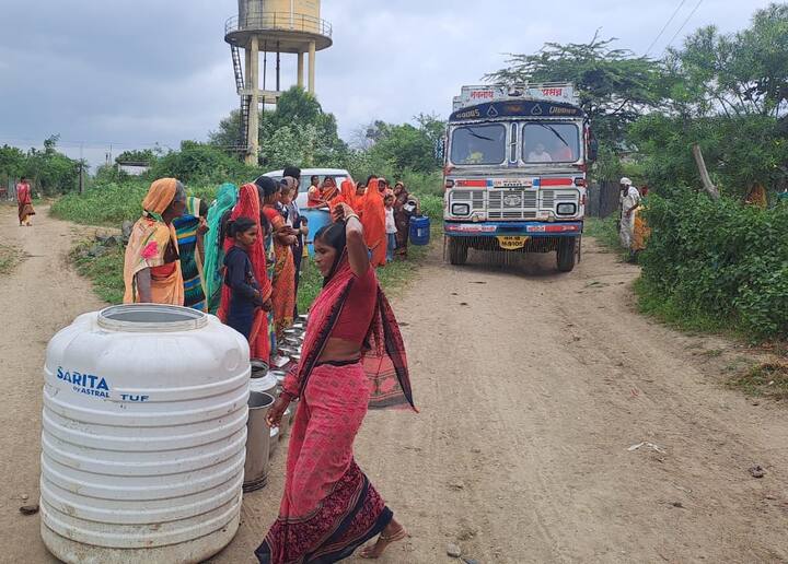 एवढच काय तर पाण्याची बचत व्हावी म्हणून गावातील अर्ध्यापेक्षा अधिक लोकांनी रोज अंघोळ करणे सोडून दिल्याचे चित्र पाहायला मिळत आहे.