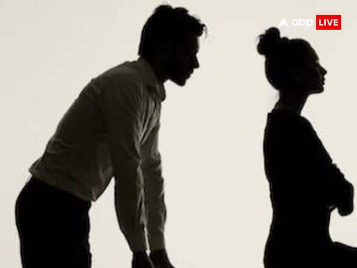 शुक्रवार के दिन कोयले का ये महाउपाय आपको शत्रुओं से मुक्ति दिलाएगा. अगर आप अपने शत्रुओं से परेशान हैं और उनसे छुटकारा पाना चाहते हैं तो आज के दिन एक पत्थर पर कोयले से अपने शत्रु का नाम लिखिए और उस पत्थर को कोयले समेत बहते पानी में प्रवाहित कर दीजिए. आपका जीवन खुशहाली में बदल जाएगा.