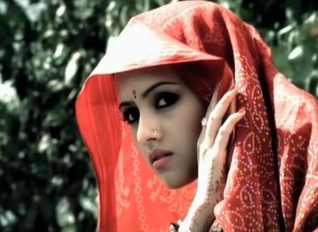 आज सना खान ग्लैमर इंडस्ट्री से कोसों दूर अपने छोटे से परिवार में बेहद खुश हैं, लेकिन एक समय था जब सना खान ने शोबिज की दुनिया में अपने काम से तहलका मचा दिया था.