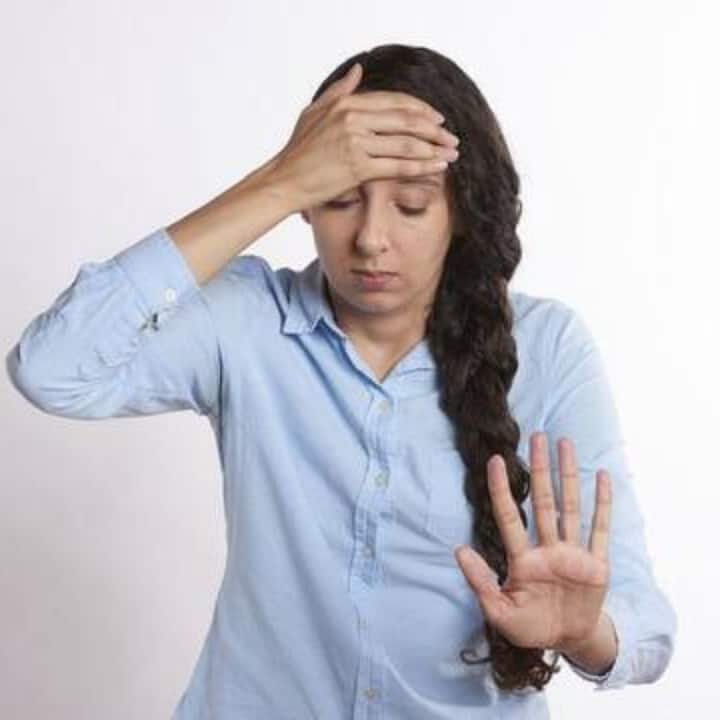 অনেকেই আছেন, যাঁদের ঘুম থেকে ওঠার পর হঠাৎ মাথা ঘুরতে শুরু করে দেয়। চোখের সামনে ক্ষণিকের জন্য অন্ধকার নেমে আসে।