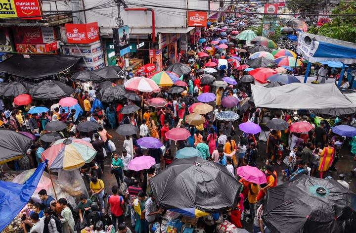 শুক্রবার অতি ভারী বৃষ্টির কমলা সতর্কতা দার্জিলিং, কালিম্পং, আলিপুরদুয়ার, কোচবিহার, জলপাইগুড়ি জেলায়। ভারী বৃষ্টির হলুদ সতর্কতা, মালদা উত্তর ও দক্ষিণ দিনাজপুর জেলায়।
