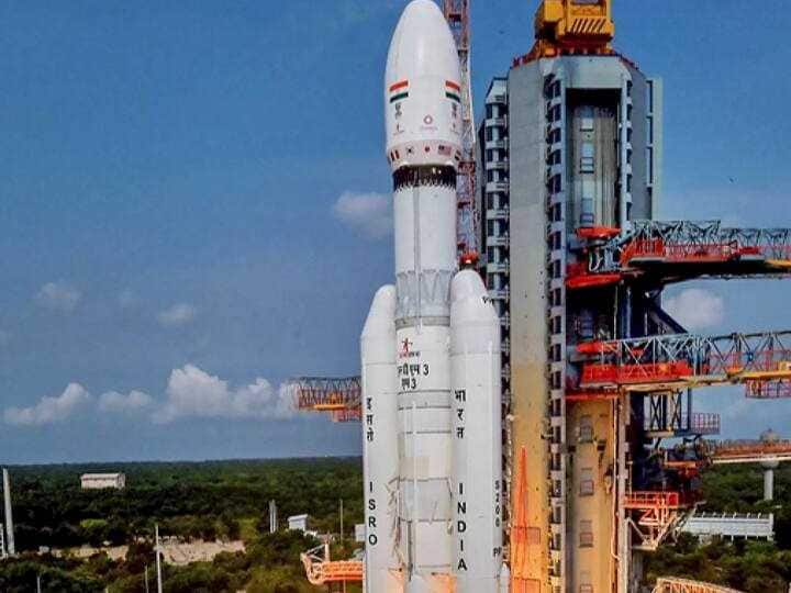 Chandrayaan 3: दुनियाभर की नजर भारत के चंद्रयान-3 की लैंडिंग पर है. इसरो के मुताबिक भारत का चंद्रयान-3 23 अगस्त को चांद पर लैंड करेगा. फिलहाल चंद्रयान-3 चांद की सतह से कुछ किमी. की दूरी पर है.