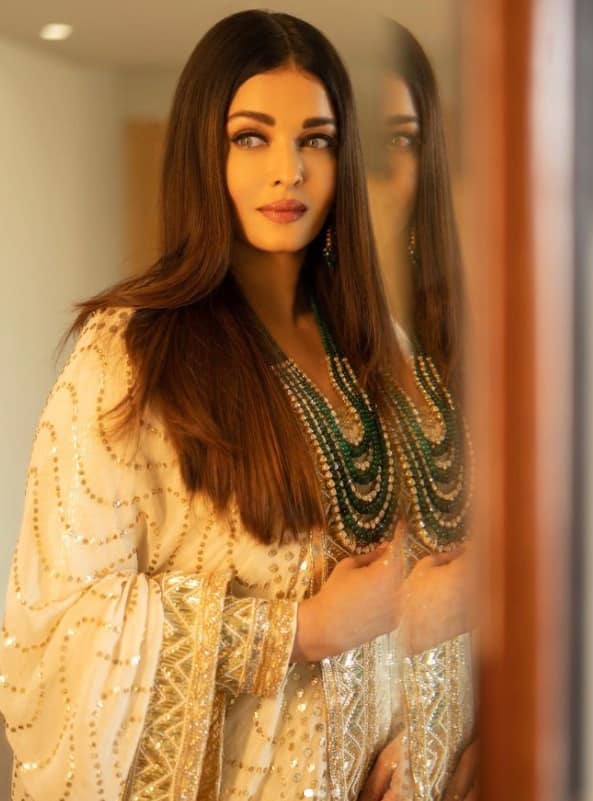 ऐसे में सोशल मीडिया पर एक्ट्रेस की एक तस्वीर वायरल हो गई थी जिसमें वह प्रेग्नेंसी के बाद पहली बार अपने फैंस को वेट गेन फोटो में नजर आई थीं.