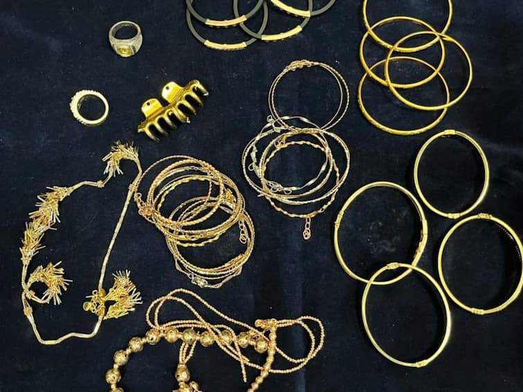 Gold Concealed With Rhodium Coating seized worth 21 lakh at Hyderabad airport రోడియం కోటింగ్‌తో మాయ-హైదరాబాద్‌ ఎయిర్‌పోర్ట్‌లో రూ.21లక్షల విలువైన బంగారం పట్టివేత