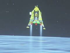 चांद पर चंद्रयान-3 की सफल लैंडिंग, तस्वीरों में कैद हुआ खूबसूरत नजारा