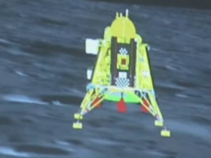 भारत चंद्रमा की सतह पर सॉफ्ट लैंडिंग करने वाला दुनिया का चौथा और इसके दक्षिणी ध्रुव पर उतरने वाला विश्व का पहला देश हो गया है. इससे पहले ये उपलब्धि अमेरिका, तत्कालीन सोवियत संघ और चीन ही हासिल कर सके हैं.