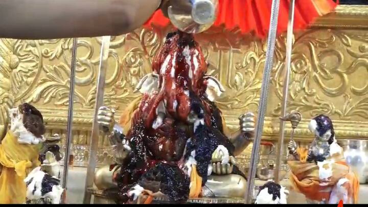 भारताची चांद्रयान मोहीम यशस्वी व्हावी, या मोहिमेत भारताच्या शास्त्रज्ञाना यश मिळावे यासाठी श्रीमंत दगडूशेठ हलवाई गणपती ट्रस्टच्या वतीने मंदिरात आज पहाटे भालचंद्र गणेशास अभिषेक करण्यात आला.