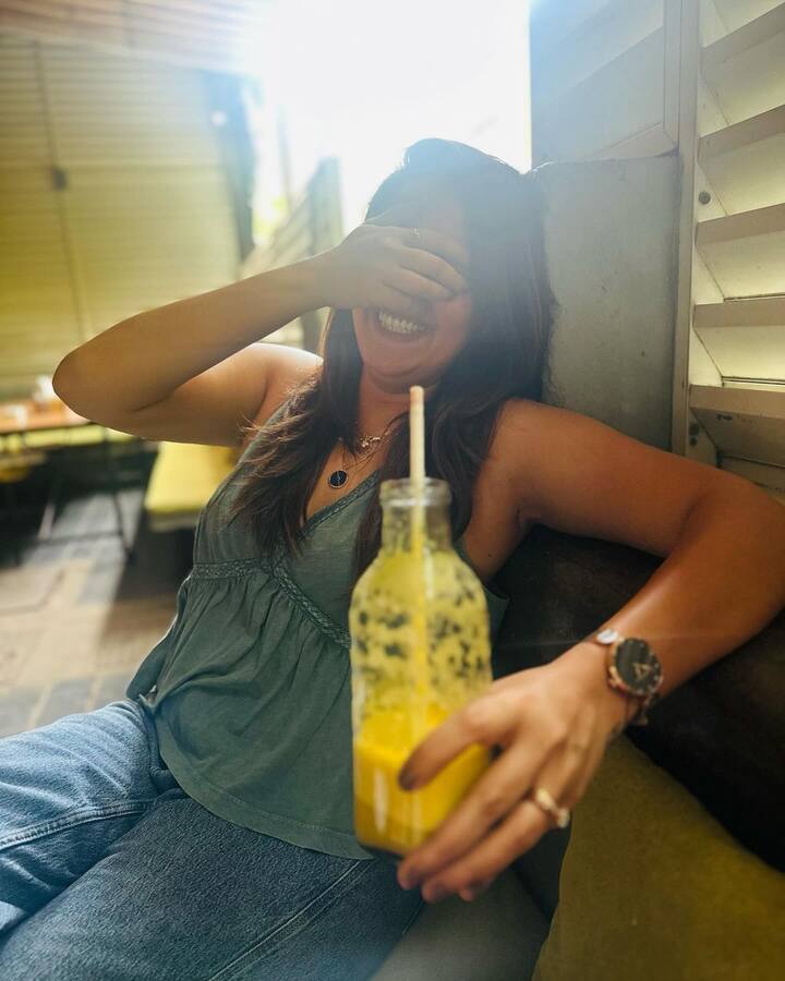 అనసూయ వెక్కి వెక్కి ఏడ్చిన వీడియో గురించి ప్రేక్షకులు ఇక మర్చిపోవడం మంచిది. ఎందుకంటే... ఆమె హ్యాపీగా నవ్విస్తున్నారు. (Image Courtesy : itsme_anasuya / Instagram)