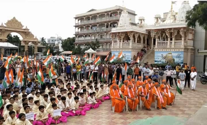 ઘનશ્યામ મહારાજ સમક્ષ ચંદ્રયાનની સફળતા માટે ભજન ઉત્સવ સાથે સફળ લેન્ડિગ બાદ સંતો ભક્તોએ તિરંગો લહેરાવીને ભારતની આ ઐતિહાસિક ક્ષણના સાક્ષી બન્યા છે.