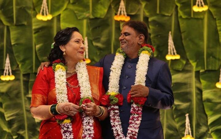 Siddharth Chandekar  Shares Post About His Mother Seema Chandekar Who Married Second Time Marathi News Siddharth Chandekar : 'तुला पण एक जोडीदार हवा' सिद्धार्थ चांदेकरच्या आईने केलं दुसरं लग्न, पोस्ट शेअर करत आईला दिलेल्या शुभेच्छा