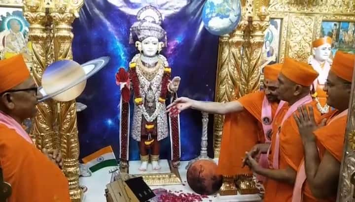 ભારતના ચંદ્રયાન-3ની સફળતા માટે સમગ્ર દેશ આજે ગૌરવ અનુભવી રહ્યો છે. ત્યારે ચંદ્રયાન3ની સફળતા માટે મણિનગર સ્વામિનારાયણ ગાદી સંસ્થાનના સંતો ભક્તોએ પણ દેશભક્તિની અનોખી ઉજવણી કરી હતી.