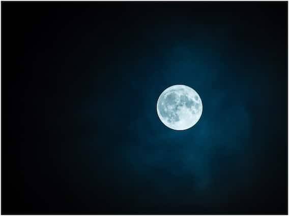 બીબીસીના એક રિપોર્ટ અનુસાર, ચંદ્ર બોલ જેવો ગોળ નથી, તે માત્ર દેખાવમાં જ દેખાય છે.