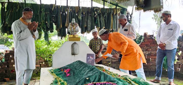 तपस्वी छावनी के जगतगुरु परमहंस आचार्य ने कहा कि आज चारों वेदों की ऋचाओं का पाठ साधु संतों ने किया. इकबाल भाई अंसारी ने कुरान की तिलावत कर दुआ मांगी. आज हमारे लिए ऐतिहासिक दिन है. चांद पर चंद्रयान-3 की सफल लैंडिंग के एलान का इंतजार है.