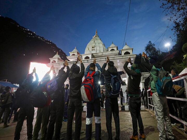 इसमें यात्रियों को 3rd एसी के जरिए यात्रा करने का मौका मिलेगा. इस पैकेज में आप हर गुरुवार को हिस्सा ले सकते हैं.