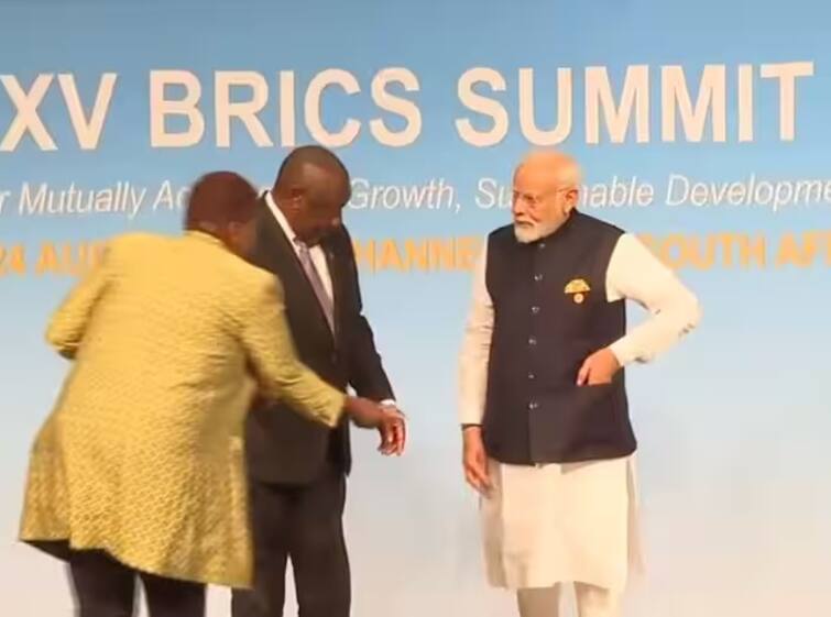 BRICS Summit PM Modi notices Tricolour on ground picks it up watch video BRICS Summit:  BRICS ના મંચ પર પડ્યો હતો તિરંગો, પીએમ મોદીની નજર પડીને પછી કર્યુ આમ, જુઓ વીડિયો