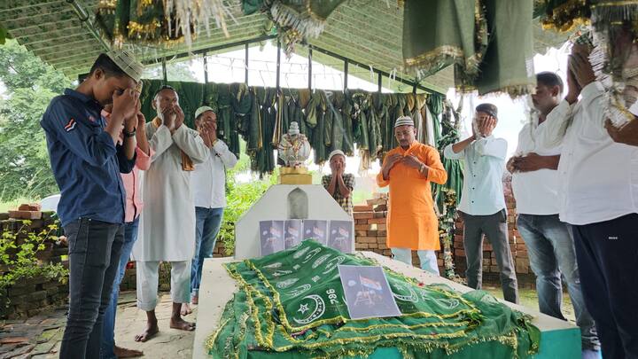 चंद्रयान-3 शाम 6 बजकर 4 मिनट पर चन्द्रमा की धरती पर उतरने वाला है. इकबाल अंसारी ने कहा कि आज का दिन बहुत महत्वपूर्ण है. अयोध्या के सारे साधु संतों की निगाहें चंद्रयान-3 पर लगी हुई हैं. उन्होंने कहा कि साधु-संत समेत अयोध्या का हर वासी की कामना है कि दुनिया में भारत का नाम रोशन हो.
