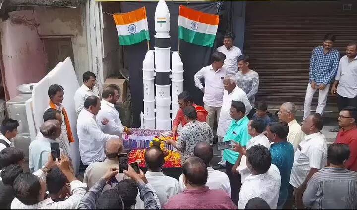 परभणीच्या गंगाखेड येथे पुजा-प्रार्थना करण्यात आली. येथील सुप्रसिद्ध कलाकार विश्वनाथ कांबळे यांनी या कार्यक्रमाचे आयोजन केले होते.