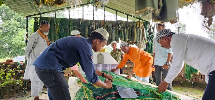 हिंदू मुस्लिम सिख ईसाई चंद्रयान-3 की सफलता की कामना कर रहे हैं. इकबाल अंसारी ने कहा कि अल्लाह की मदद से मिशन चंद्रयान-3 पूरा होने की खुशी में दो रकात नमाज घर पर अदा करेंगे. खालिद रजा ने बाबा रहमत अली शाह के दरबार में हाजि